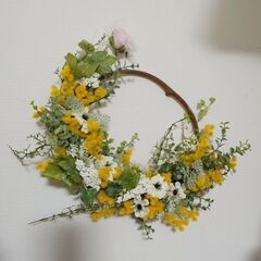 春の季節にピッタリなミモザのリース