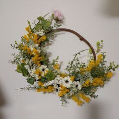 春の季節にピッタリなミモザのリースの画像