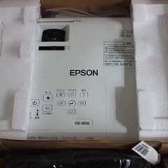 EPSONエプソン EB-W06 プロジェクタ- (中古美品・専用箱入り）とウチダスクリーンをまとめての出品です。その他に長い延長コードをオマケ