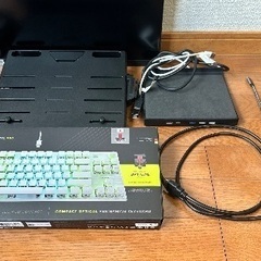 モニター・デュアルアーム・パソコンテーブル・光るキーボード・Bluetoothトラックボールマウス・USBハブ補強プレート・HDMI変換C端子の画像