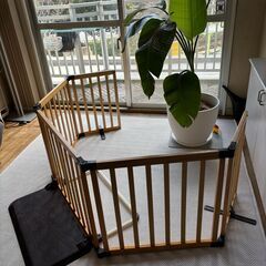 日本育児社　木製ベビーゲート　取りに来られる方へお譲りします。最大294cm幅のアレンジ・ゲートはおくだけで何通りもの「通せんぼ」が可能の画像
