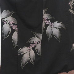 小紋 アンティーク 昔着物 小紋 黒地 グレー×ピンク 葉・花 広衿 正絹 昔きもの レトロ 大正ロマン  身丈159.3cm 【キモノオフ野々市若松店】の画像
