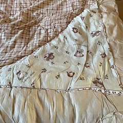 うさぎとチエックの正方形のこたつ布団のの画像