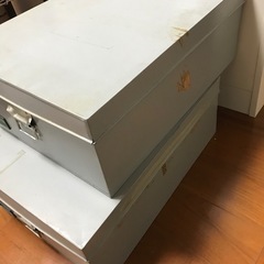 レトロなブリキ衣装ケース