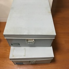 レトロなブリキ衣装ケースの画像