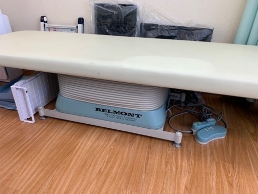 タカラベルモント　電動　施術台　中古