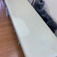 タカラベルモント　電動　施術台　中古の画像