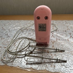 TESCOM ・PALCOOKIN  ハンドミキサー ピンク 。サイズ約18㌢×17㌢7.5㌢ ケーキ作りの後のお片付けがコンパクトなので収納が隙間で対応出来便利です。の画像