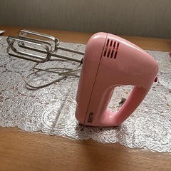TESCOM ・PALCOOKIN  ハンドミキサー ピンク 。サイズ約18㌢×17㌢7.5㌢ ケーキ作りの後のお片付けがコンパクトなので収納が隙間で対応出来便利です。の画像
