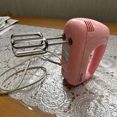TESCOM ・PALCOOKIN  ハンドミキサー ピンク 。サイズ約18㌢×17㌢7.5㌢ ケーキ作りの後のお片付けがコンパクトなので収納が隙間で対応出来便利です。の画像