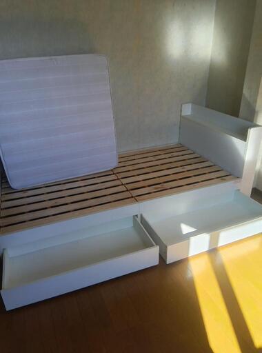 IKEA 引き出し付きのシングルベッドフレーム、黒色の木製スラットデザイン