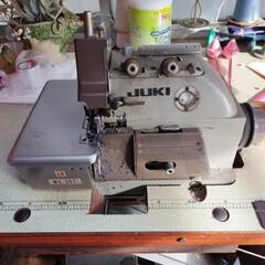 【値下げ】JUKI ロックミシン M0-357 作業台付き 通電...