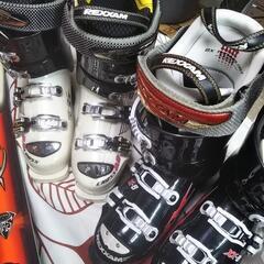 スキー板−ストック−靴2足セットの画像