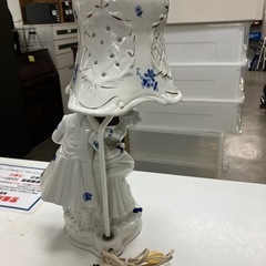 ☆値下げ☆A2502-264 西洋人形陶器製ランプ 年式表記無し 点灯確認済み 電球付き キズ汚れ有りの画像