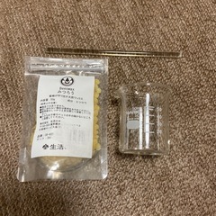 蜜蝋とビーカーとガラス棒