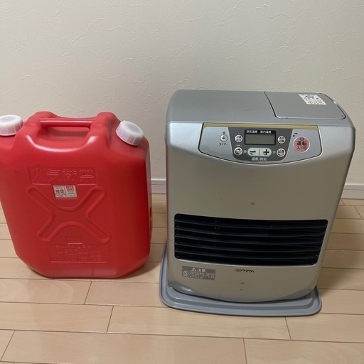 コロナ石油ファンヒーターと灯油18リットルポリタンク。