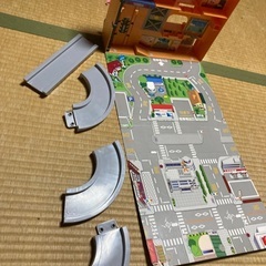 トミカで遊べるおもちゃの画像