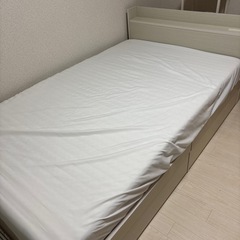 【ほぼ未使用】セミダブルベッド（コンセント付き）