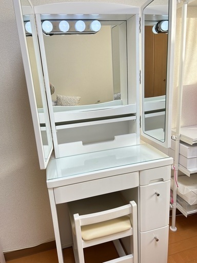 本日2/24お取引きできる方　ニトリ 三面鏡 ドレッサー ホワイト家具 ライト付き チェアー付き 港区 白金高輪　明治学院大学前