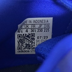 adidasブルー子供靴23.0cmの画像