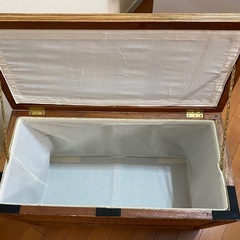 インドネシアのアンティーク衣装箱
の画像