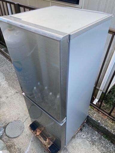 【受付終了】【23区近隣配送設置無料 】 A126  超極美品 AQUA 2022年製126L 冷蔵庫 メタル調 シルバー