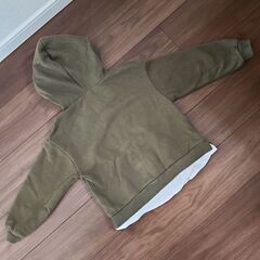 子供服　フード付きパーカー　130cmの画像