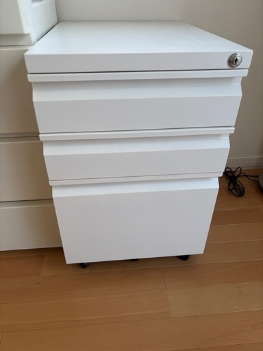 キャビネット　スチール製　タイヤ付き
