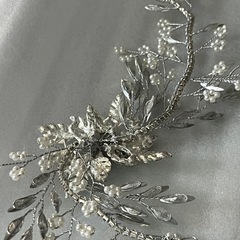 ヘアアクセサリー 髪飾り　結婚式　成人式　シルバー　 ビジューの画像