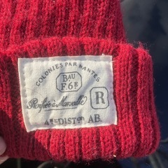契約中　ニット帽赤の画像
