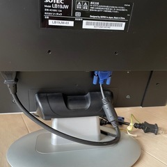 パソコンモニターとキーボードの画像