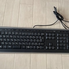パソコンモニターとキーボードの画像