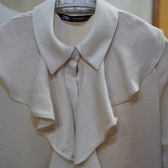 【美品】ZARAフリルブラウスの画像