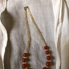 琥珀のネックレスの画像