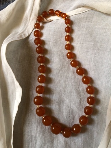 琥珀のネックレス