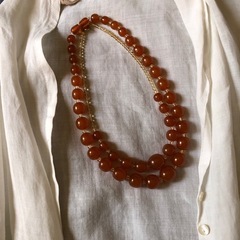 琥珀のネックレスの画像