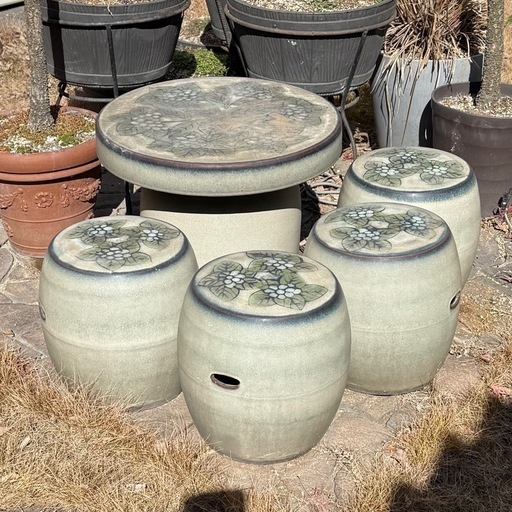 花柄陶器テーブルとスツールセット