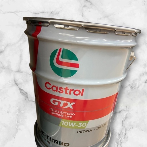 エンジンオイル10w30 Castrolオイルになります。人気商品