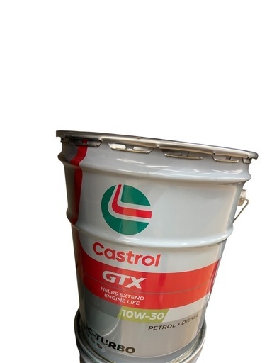 エンジンオイル10w30 Castrolオイルになります。人気商品