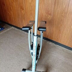 下半身トレーニング　開脚マシーン　室内トレーニング