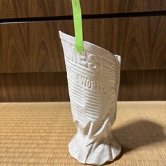 ユニークな形の花瓶
