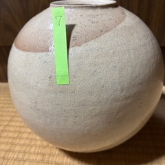 クリーム色と茶色のグラデーションが美しい球形の花瓶