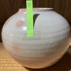 白とピンクのグラデーションが美しい丸型花瓶