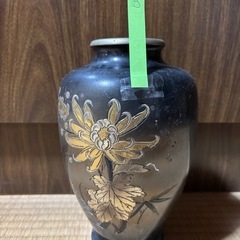 花の絵柄が美しい黒と金の漆器花瓶