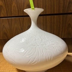 花模様の浮彫りが施されたホワイト陶器の一輪挿し