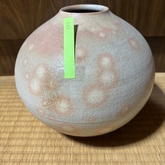 クリーム色と淡いピンクの斑点が特徴的な中型陶器の花瓶
