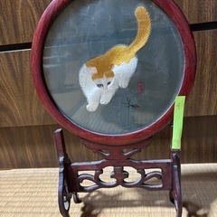 猫とカマキリの置物