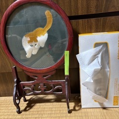 猫とカマキリの置物の画像
