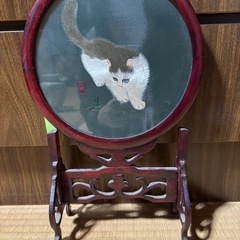 猫とカマキリの置物の画像