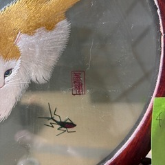 猫とカマキリの置物の画像